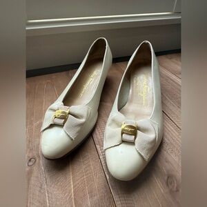 Salvatore Ferragamo. Vintage Vara Cream Ivory Bow Block Heels. Size 6.5.